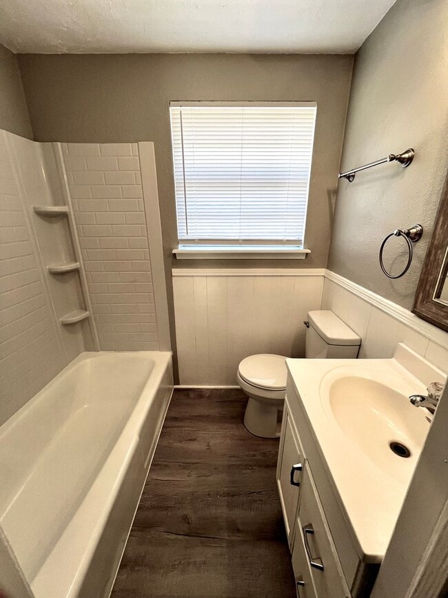 Building Photo - Beautifully Updated 2BD 1BA, Two-Story Dup...