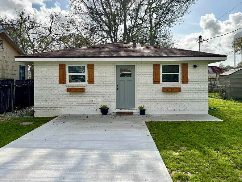 Primary Photo - 112 Myrtle St