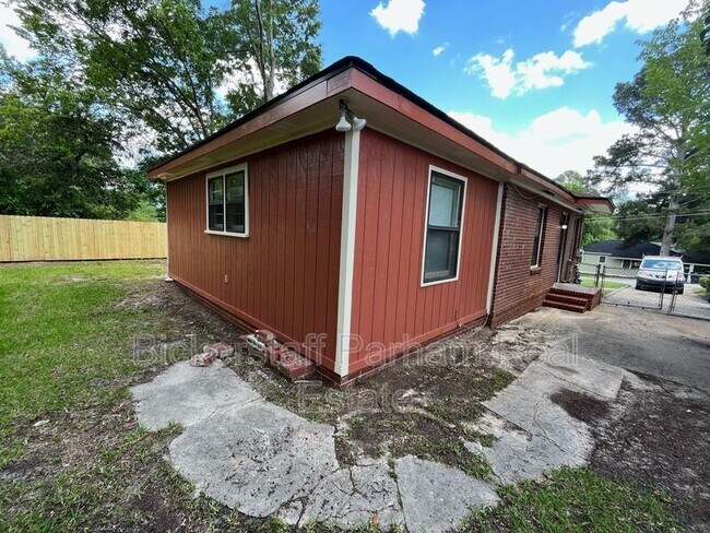 Building Photo - 2911 Gardenia St