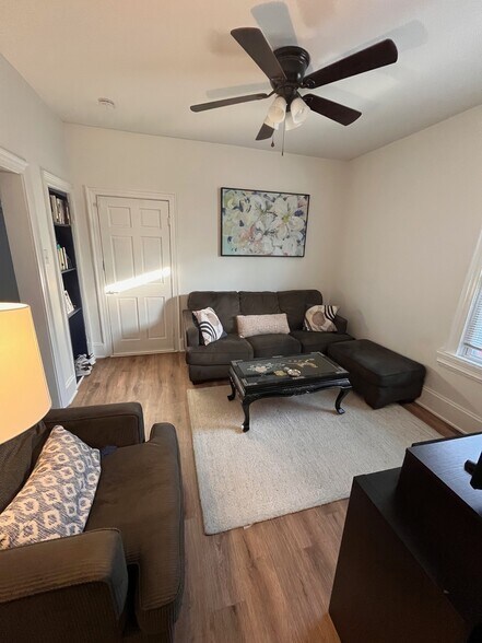 Building Photo - 1518 W Augusta Blvd