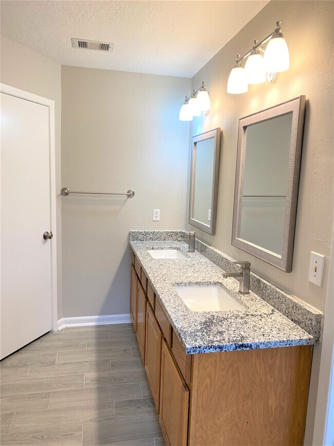 Building Photo - 3810 Downing Cir