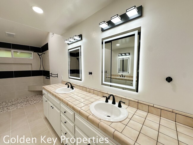 Building Photo - Beautiful home on a private, quiet street in Vista!