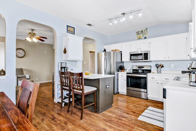 Building Photo - Stunning Open-Concept Home with Modern Amenities and Prime Location
