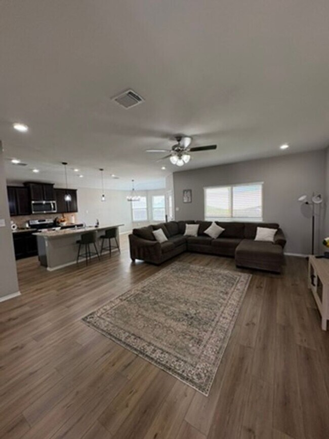 Building Photo - 3 bedroom 2 bath open concept