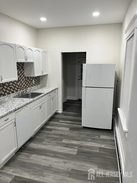 Building Photo - 28 Victoria Ave