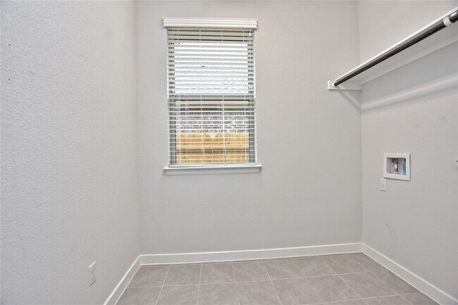 Building Photo - 909 Del Raphael Dr