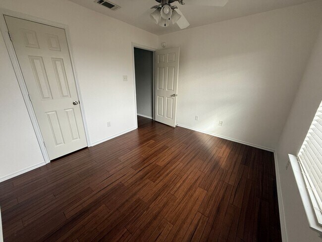 Building Photo - 408 Viola Dr