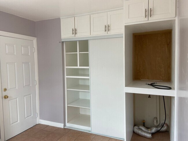 Building Photo - 2 Bedroom House for RENT with Garage and e...