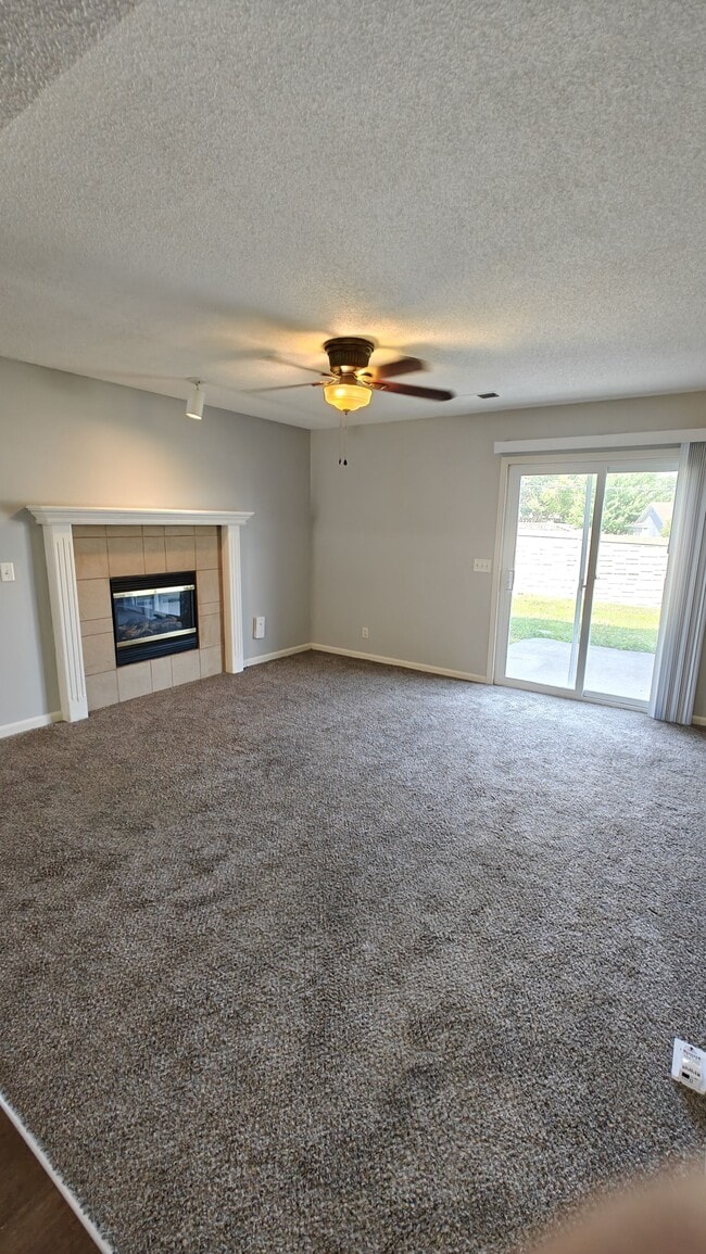 Building Photo - 10630 N Locust Ct