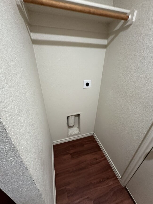 Building Photo - AVAILABLE NOW! (SECTION 8 ACCEPTED)