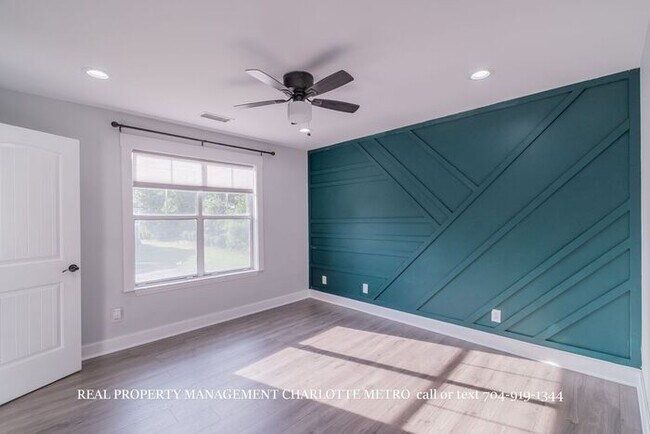 Building Photo - 3BR Townhome - Lake Living in Vineyard Point with Boat Slip Access Near Lake Norman