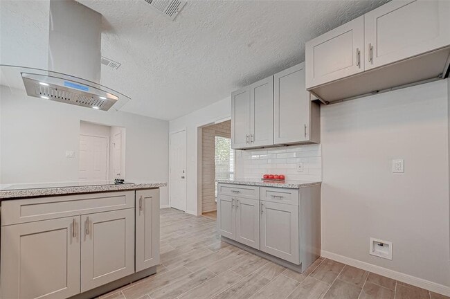 Building Photo - 318 Pine Manor Dr