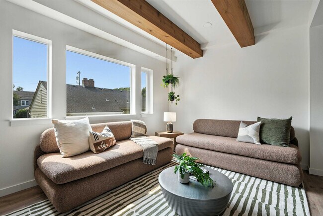 Building Photo - 925 NE 23rd Ave