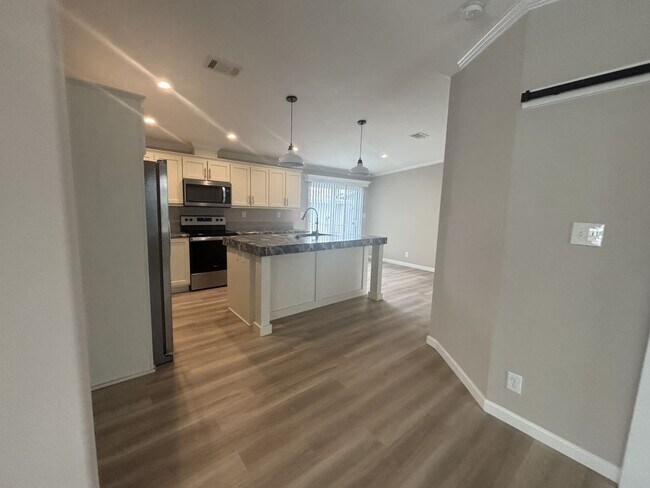 Building Photo - 934 Cayman Ave W