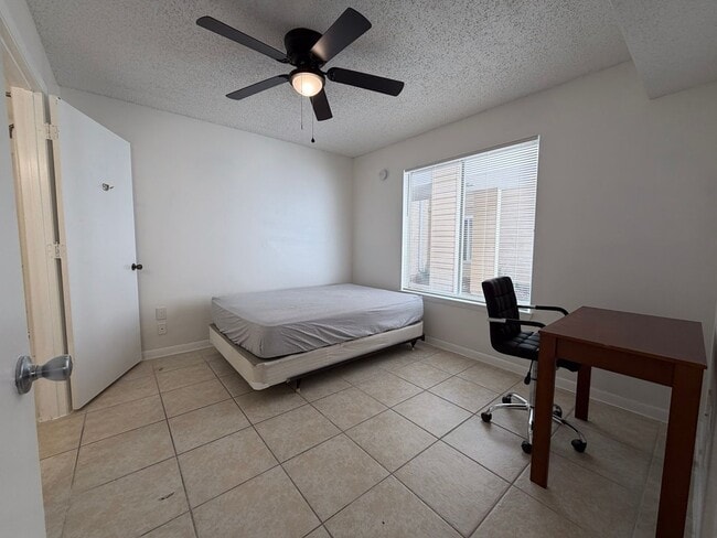 Building Photo - 4BR/4BA Condo off SW 34th Street - available NOW!