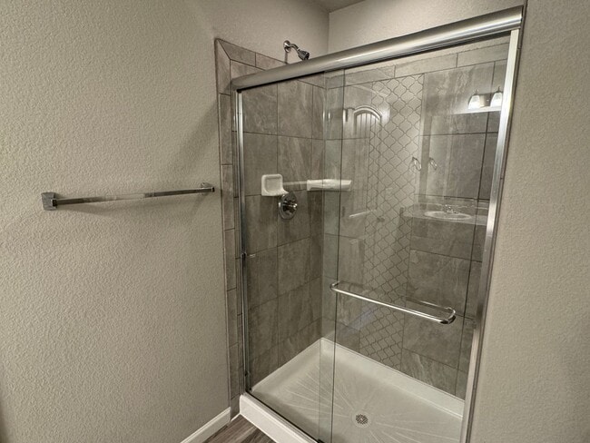 Building Photo - Newer and Spacious 3 Bedroom Townhome