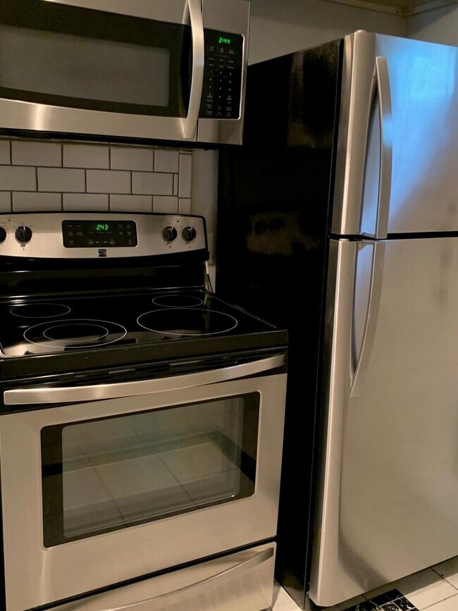 Building Photo - 2423 Woodhead St