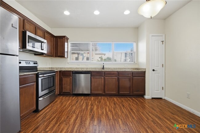 Building Photo - 302 W San Antonio St