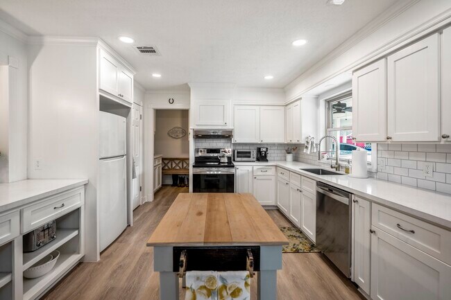 Building Photo - 15347 Conroe Dr