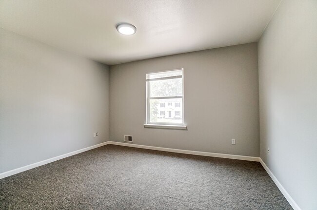 Building Photo - 3704 Willow Run Dr