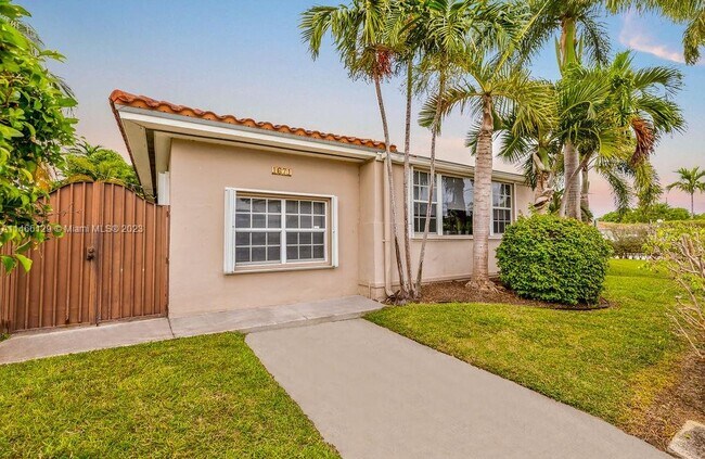 Primary Photo - 1671 S Treasure Dr
