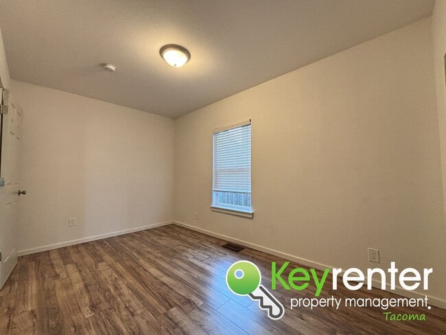 Building Photo - Modern 3-Bedroom, 2-Bath Downstairs Duplex...