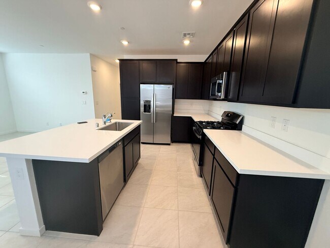 Building Photo - Brand new, never-lived-in Lennar corner end-unit townhome offering exceptional natural light thro...