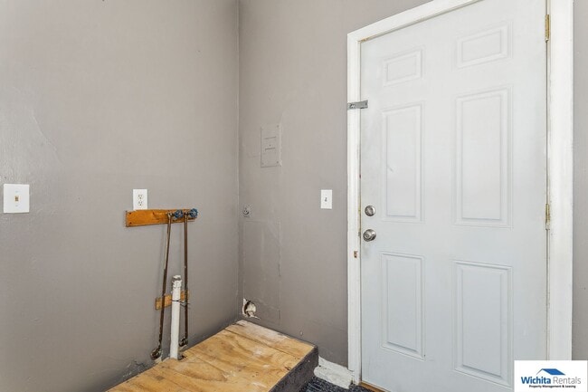 Building Photo - 2 bedroom 1 bath - SE Wichita