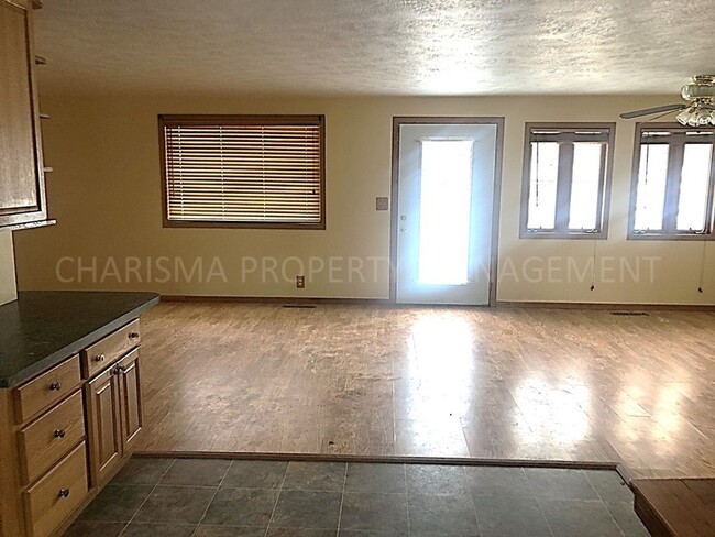 Building Photo - 4 BD, 2 BA HOUSE, HARDWOOD FLOORING THROUG...