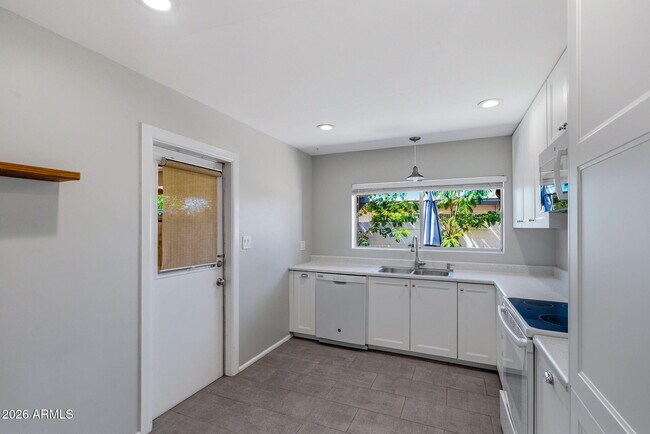 Building Photo - 3640 E Montecito Ave