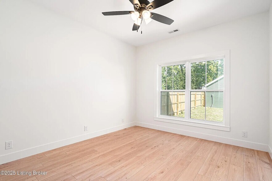 Building Photo - 935 E Madison St