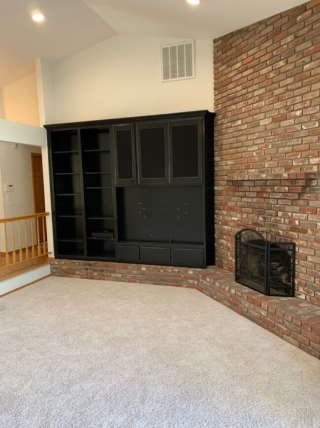 Building Photo - 4 Bedroom 3 Bath Home