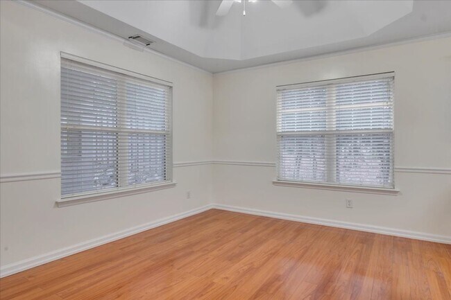 Building Photo - MOVE IN READY