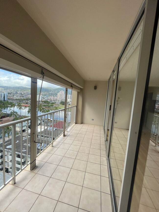Building Photo - 2 Bedroom 1.5 Bathroom at Keoni Ana Waikik...