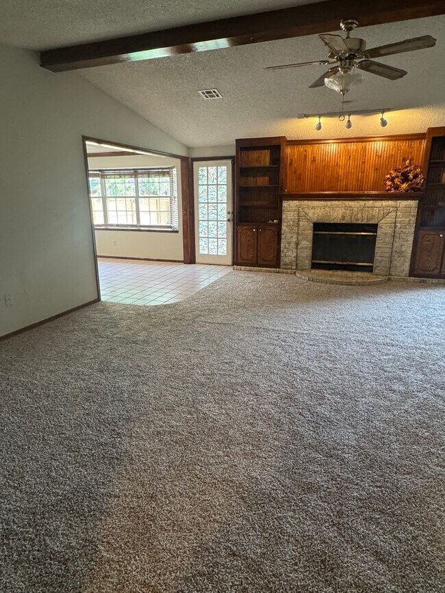 Building Photo - 3 bedroom, 2 bathroom, 2 car garage in Sou...