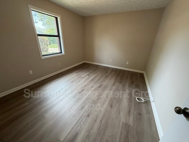 Building Photo - 1035 Eastview Rd NE