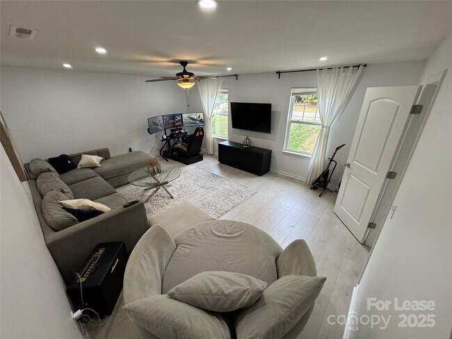 Building Photo - 8419 Aspen Ct