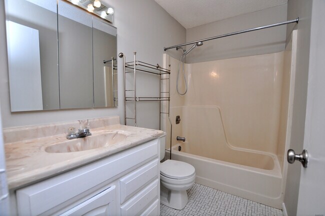 Building Photo - 710 Twin Circle Dr