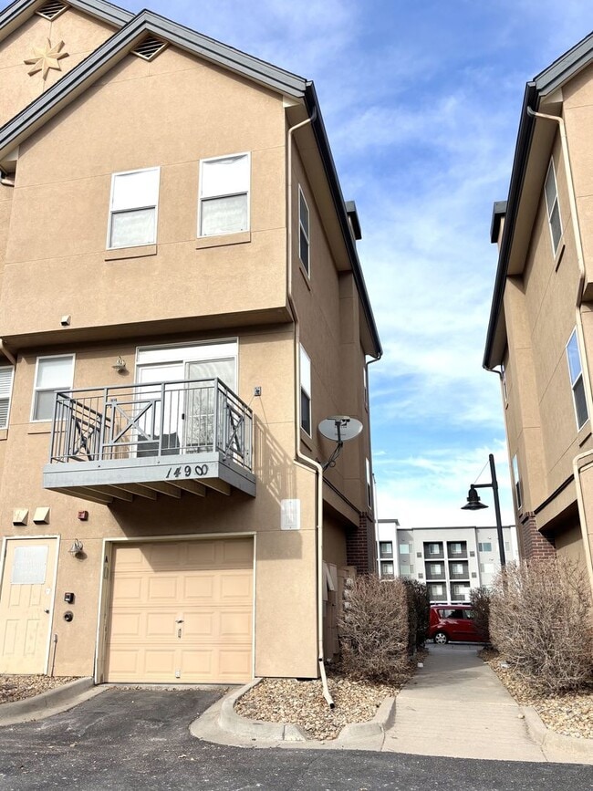 Building Photo - Newly updated 3bd 2.5 bath townhome for rent Aurora CO 80012