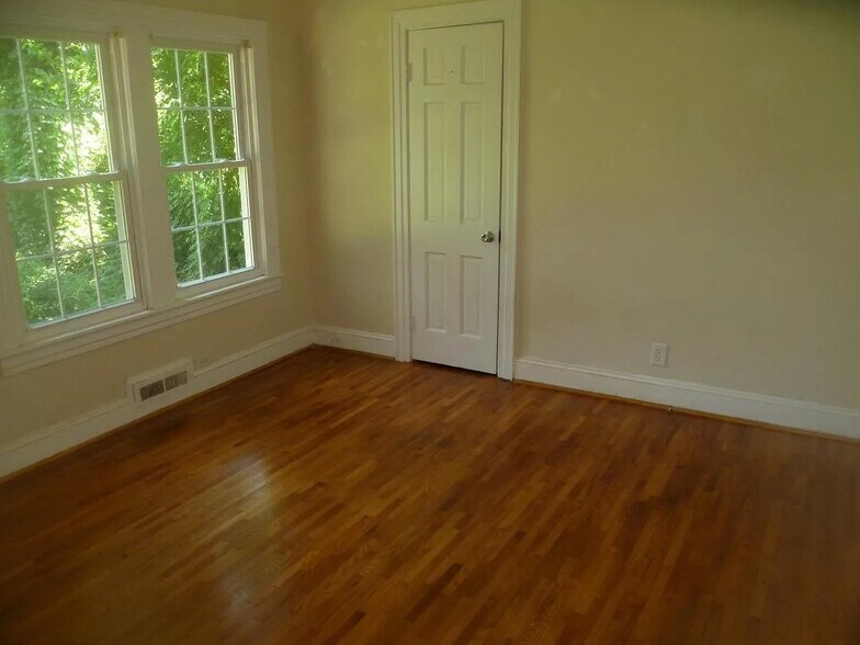 Primary Photo - 2216 Walker Ave