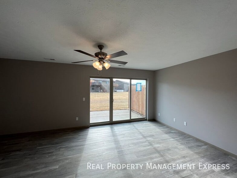 Building Photo - Modern 3 Bed 2 Bath Townhome in West Sioux...