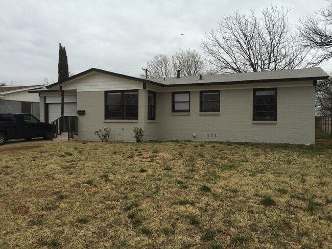 Building Photo - 3/2/1