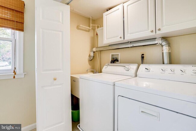 Building Photo - 7321 Reddfield Ct