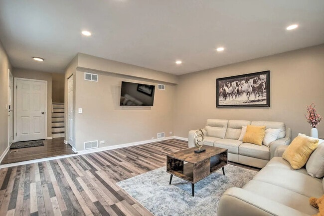 Primary Photo - 505 E Valley Ln