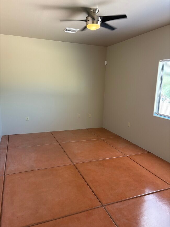 Building Photo - 1014 E Linden St