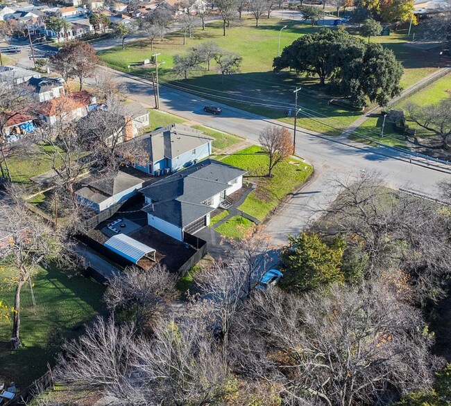 Building Photo - 3423 W Clarendon Dr