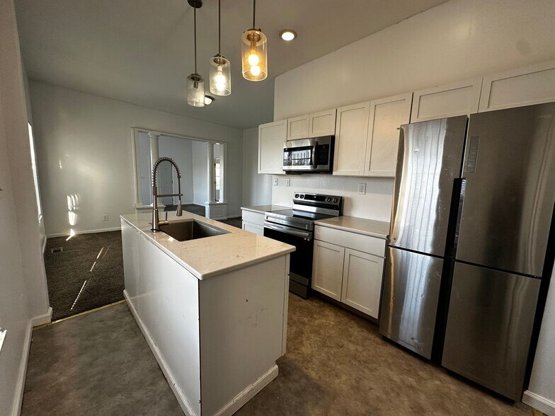Building Photo - 432 S Highland Ave