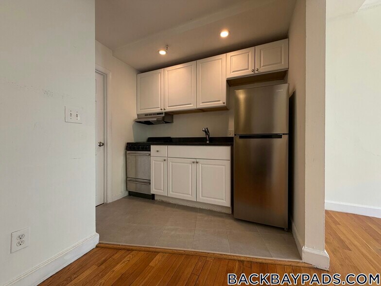 Building Photo - 529 Beacon St