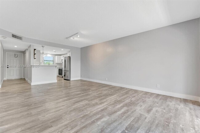 Building Photo - 1400 NE 57th Ct