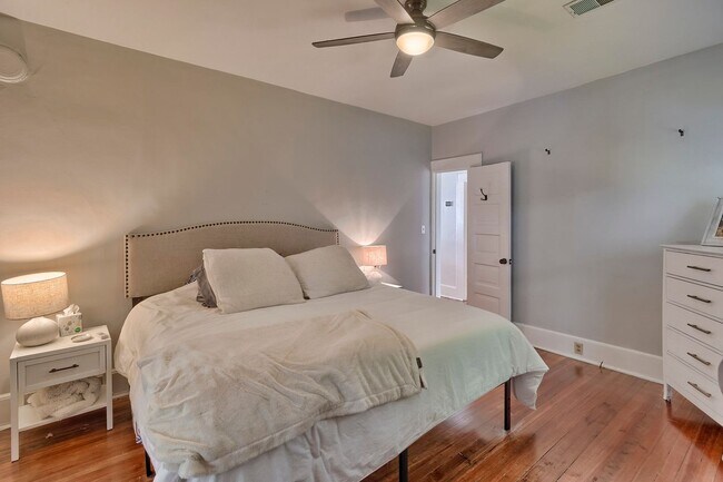 Building Photo - Adorable Bungalow in Highly Sought-After C...